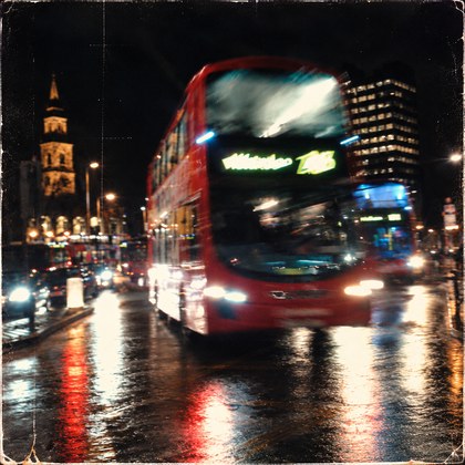Autobús rojo en Londres de noche